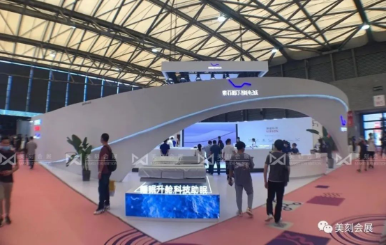 充满科技感的设计加上智能电动床，索菲莉尔展台搭建设计获得大批关注